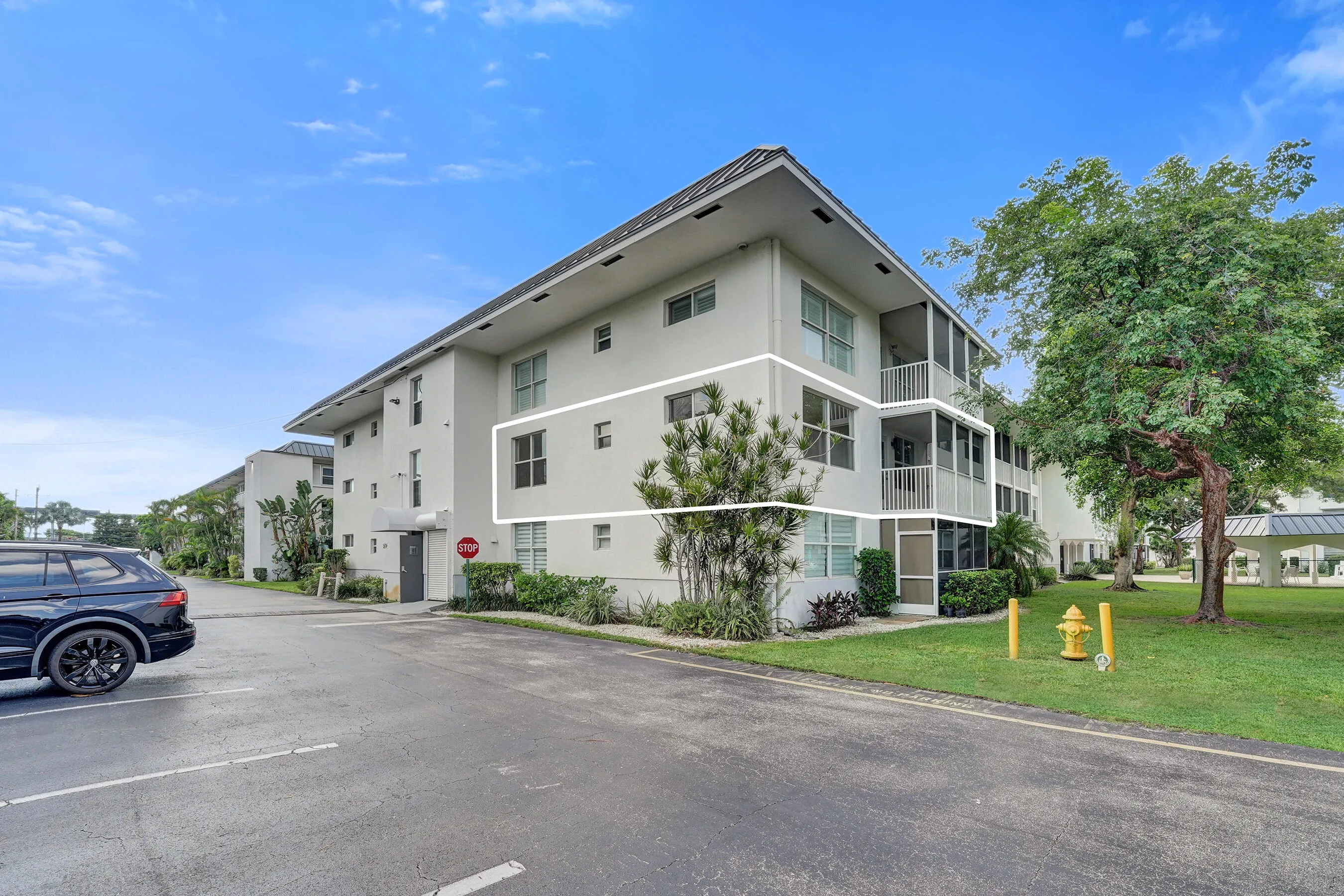 228B is a stylish, completely renovated 2/2 corner unit