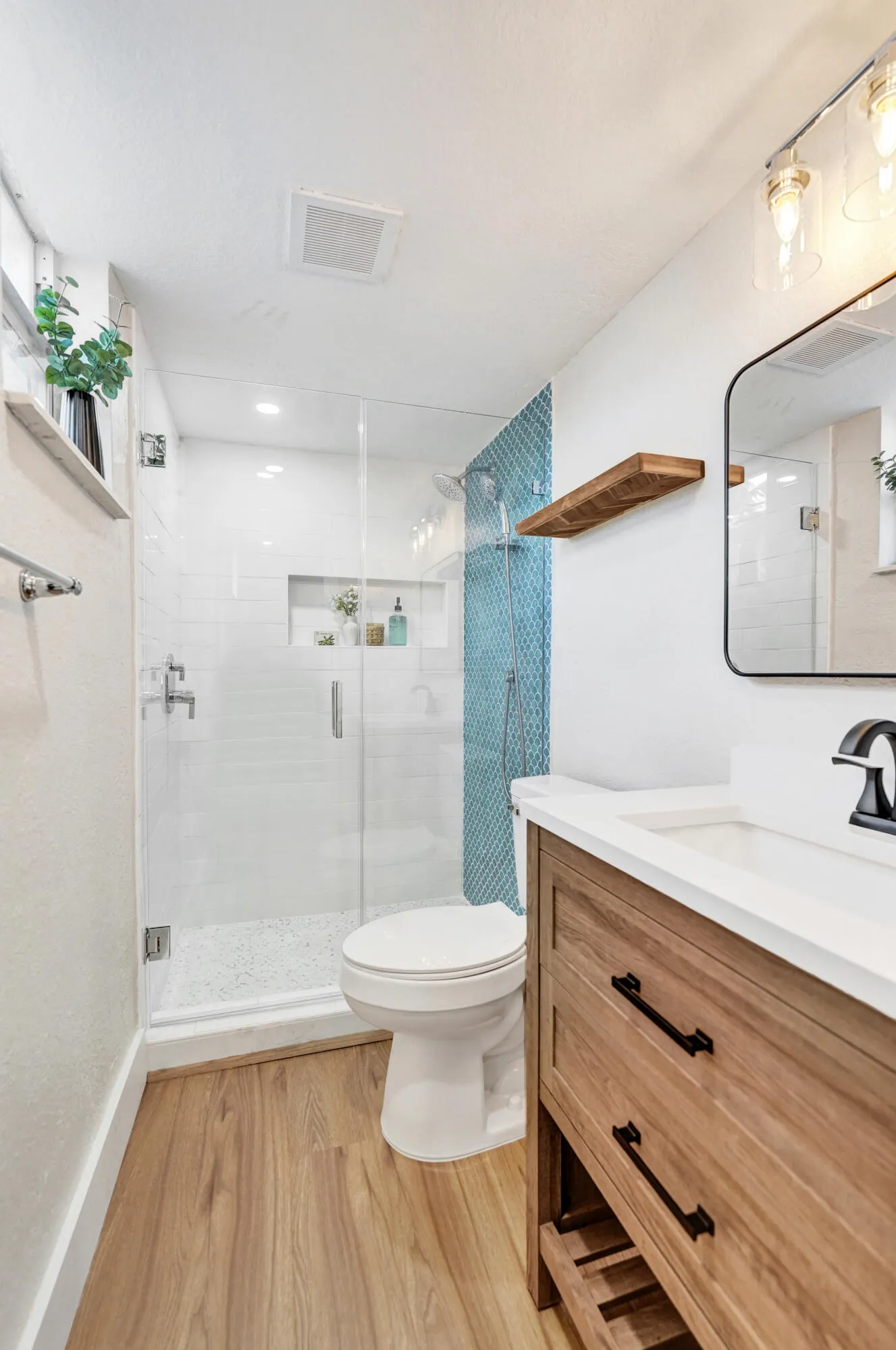 Primary bath - Over-sized, tiled shower with hand-held sprayer and niche