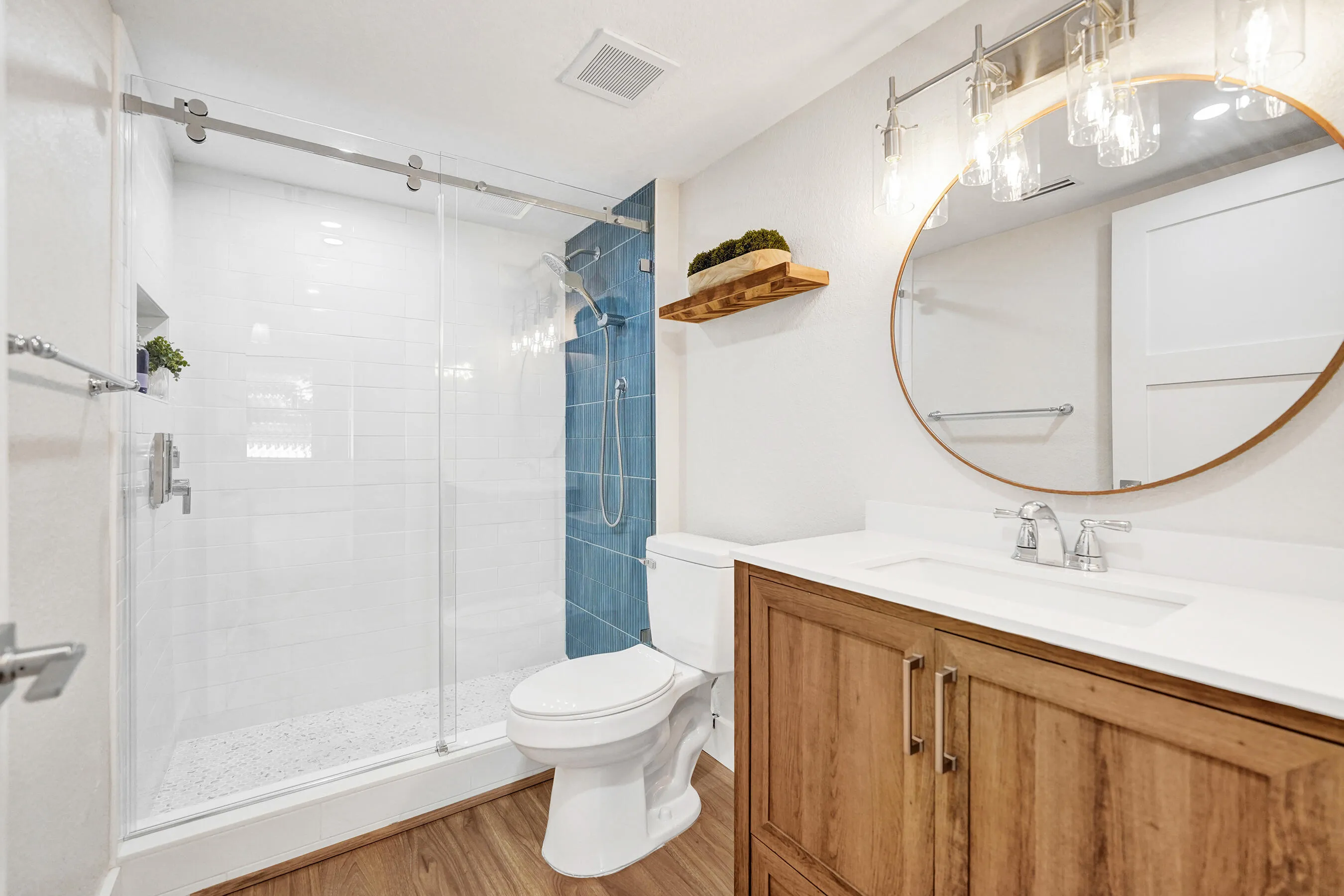 Guest bathroom - Double tiled shower with hand-held sprayer and niche