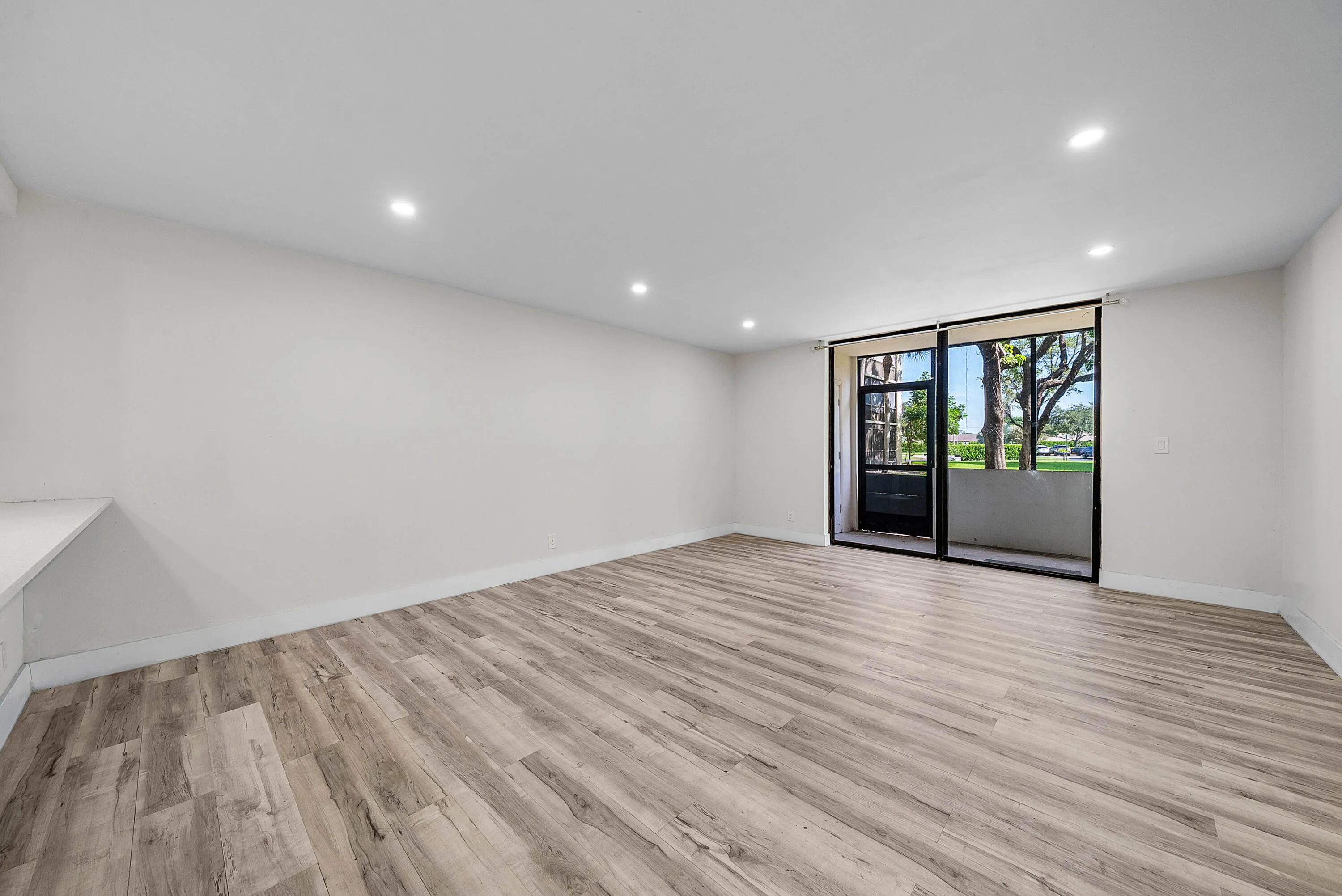 009-5190LasVerdesCircle-105-DelrayBeach-