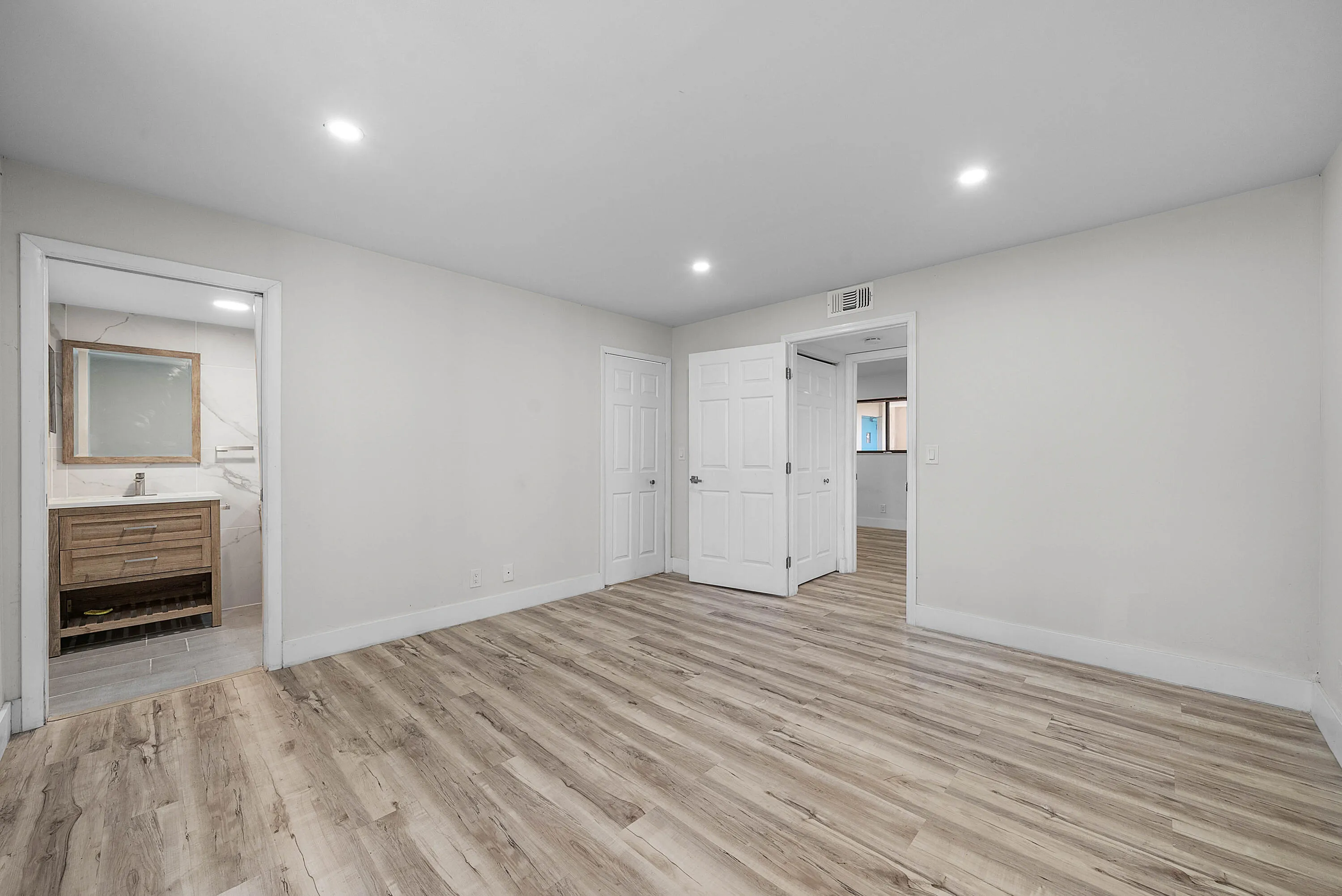 017-5190LasVerdesCircle-105-DelrayBeach-