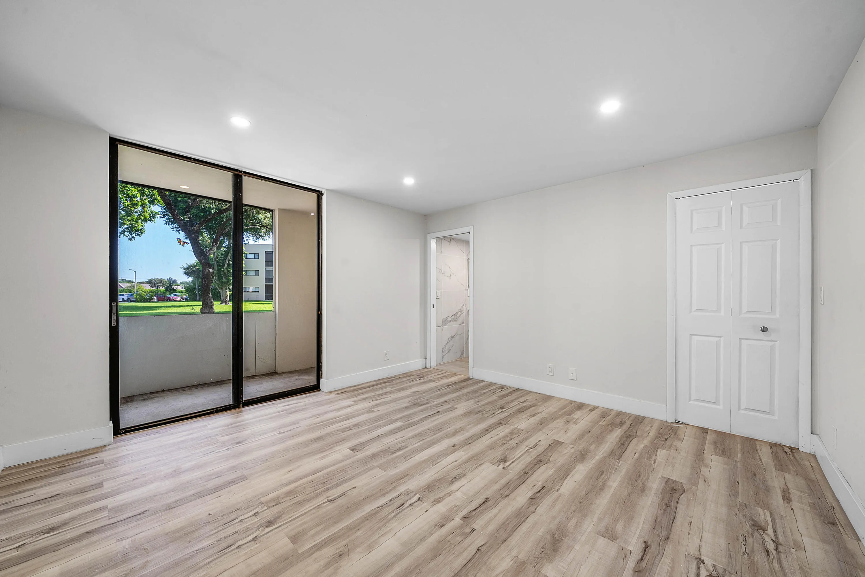 016-5190LasVerdesCircle-105-DelrayBeach-