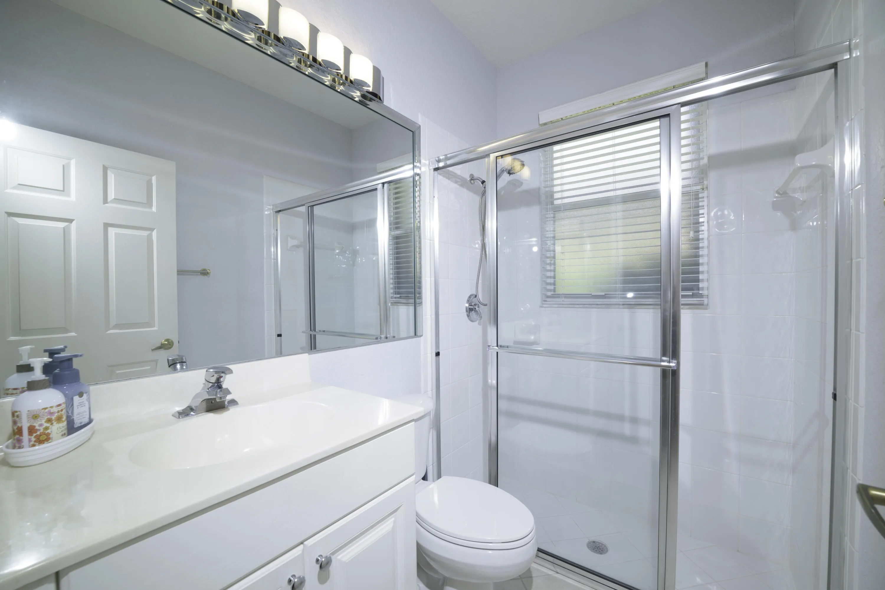 GUEST FULL BATHROOM