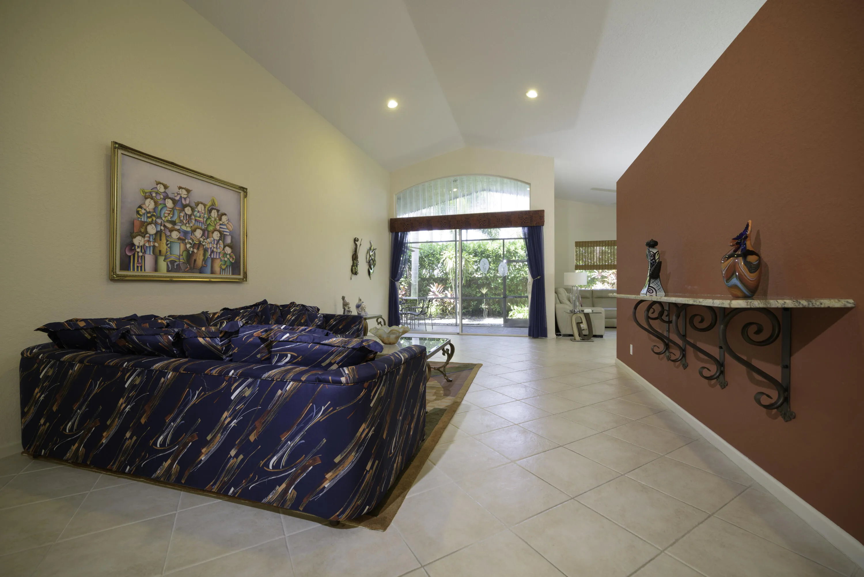 SPACIOUS LIVING ROOM
