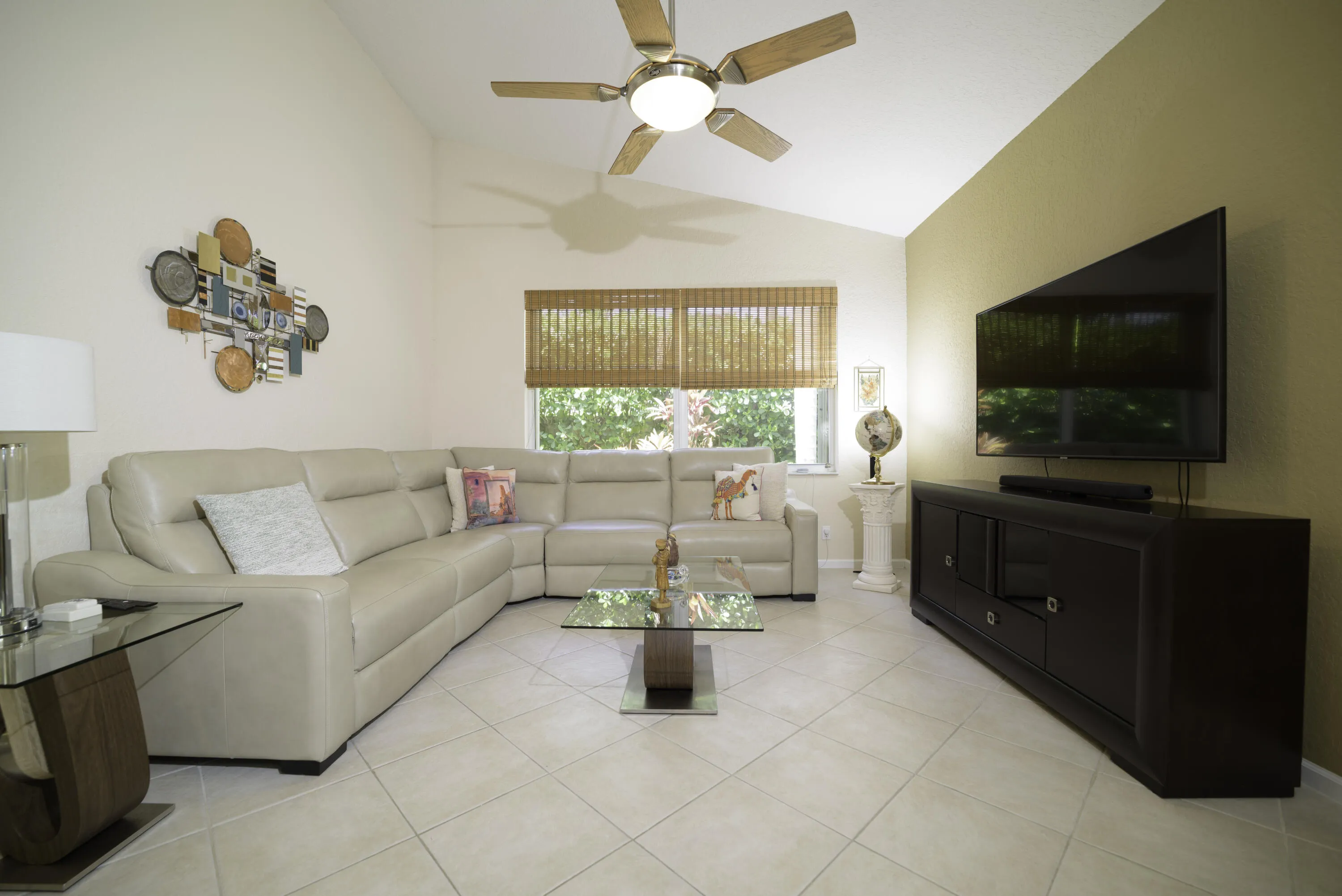 LARGE ENTERTAINMENT AREA