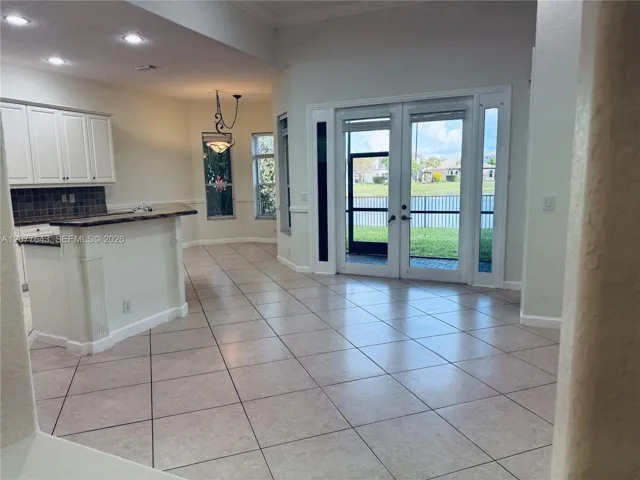Kitchen and breakfast area