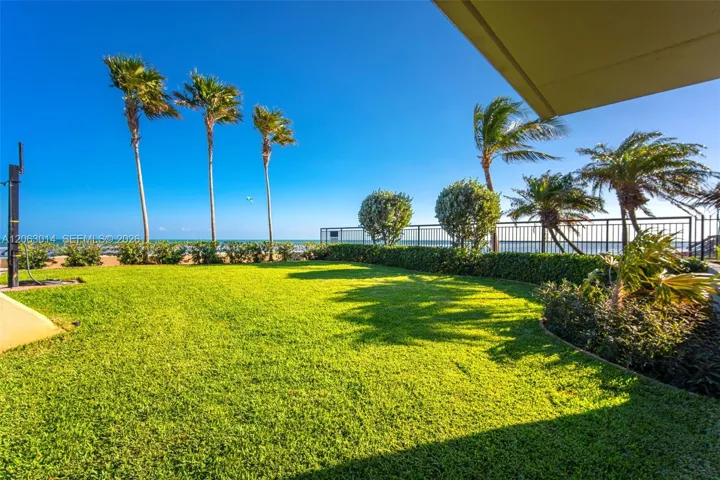 Oceanfront community Outdoor Area