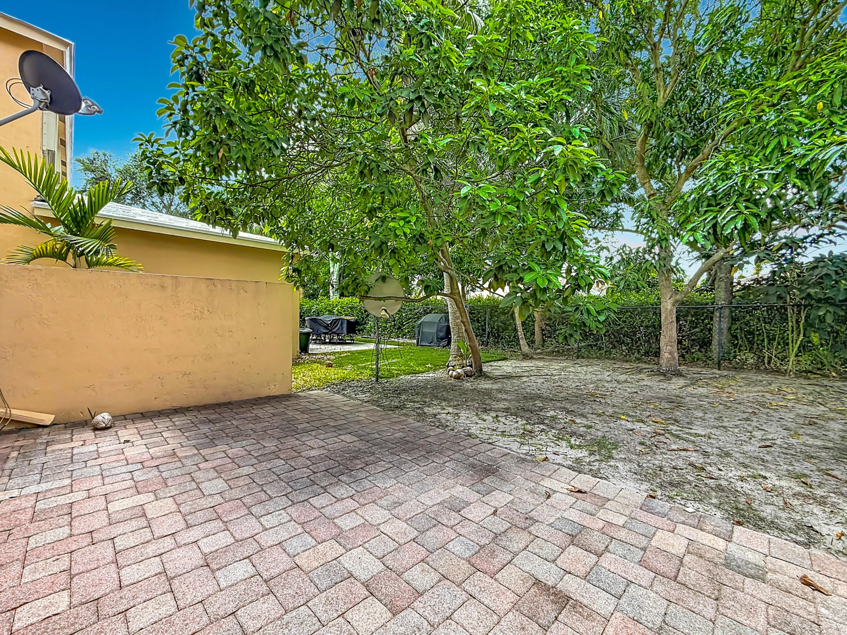 6657 Lurais Drive-95