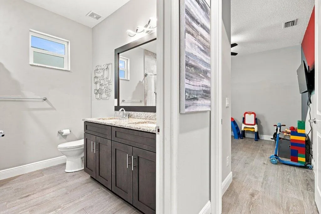 2nd bathroom facing 3rd bedroom