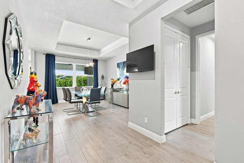 foyer facing primary room