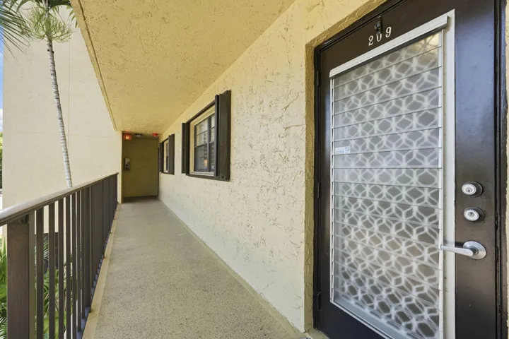30-web-or-mls-367_S_Federal_Hwy_Apt_A209