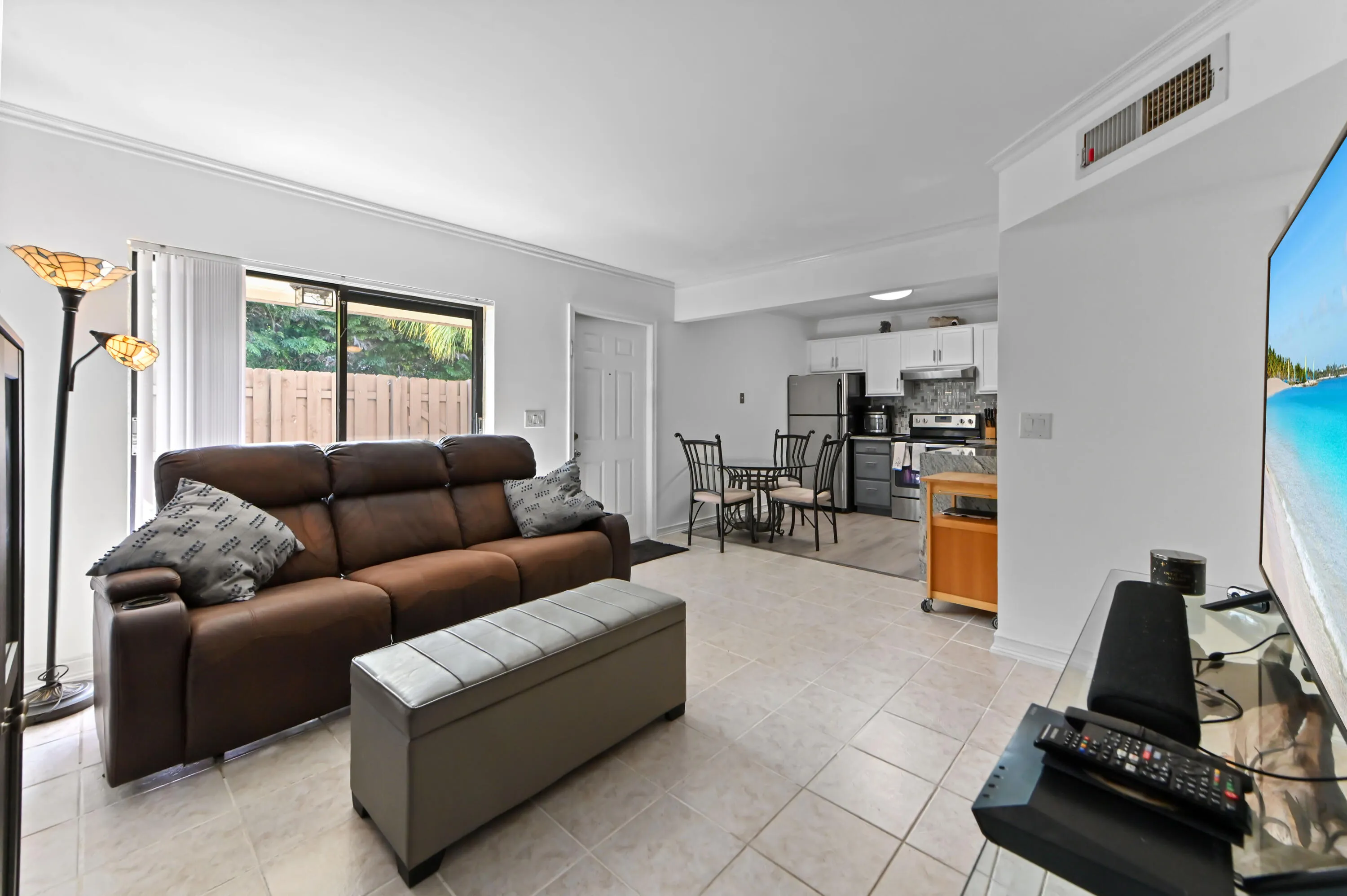 12 living room 04