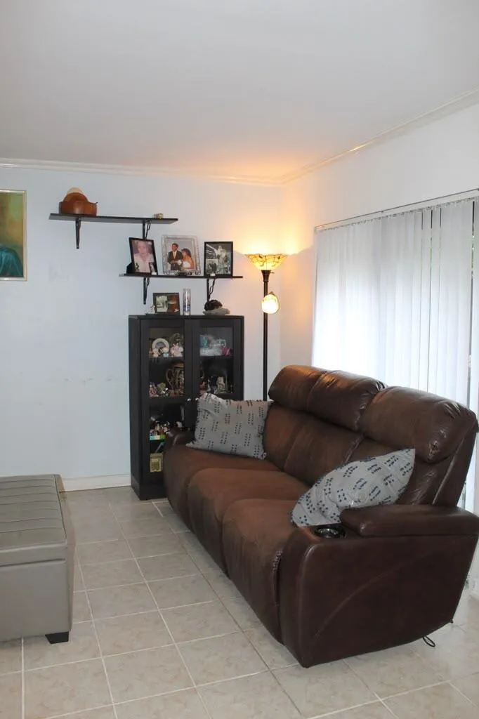 12 living room 04