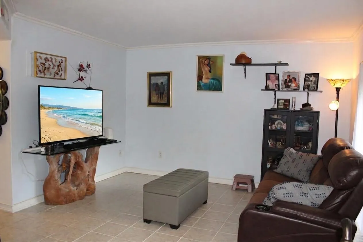13 living room 05
