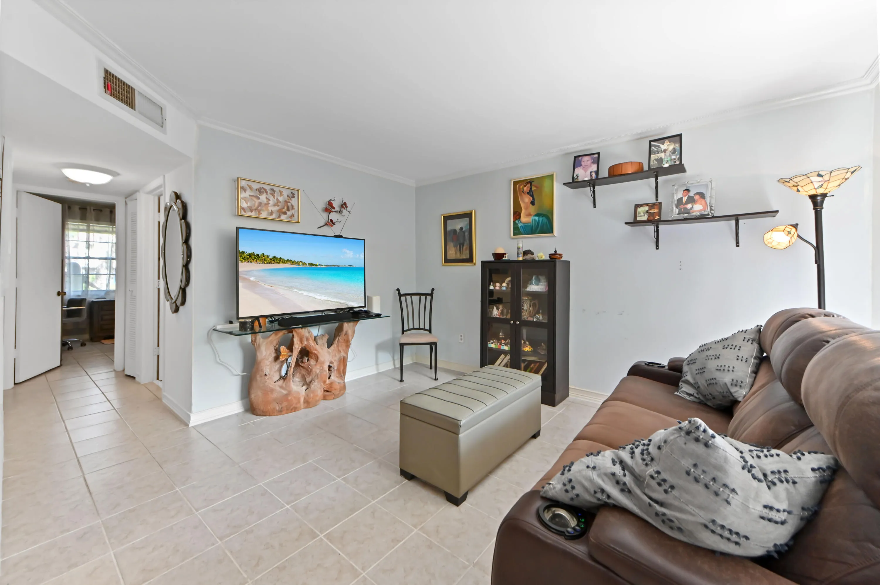 09 living room 01