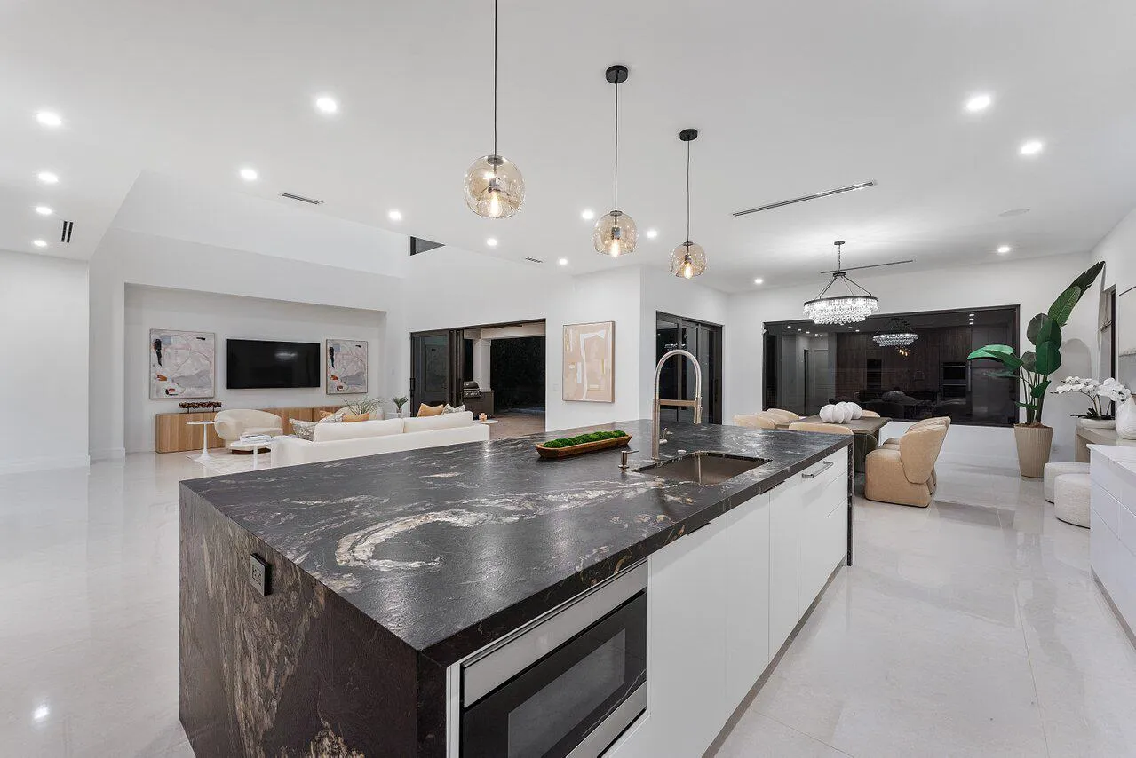 075-451Northwest7thAvenue