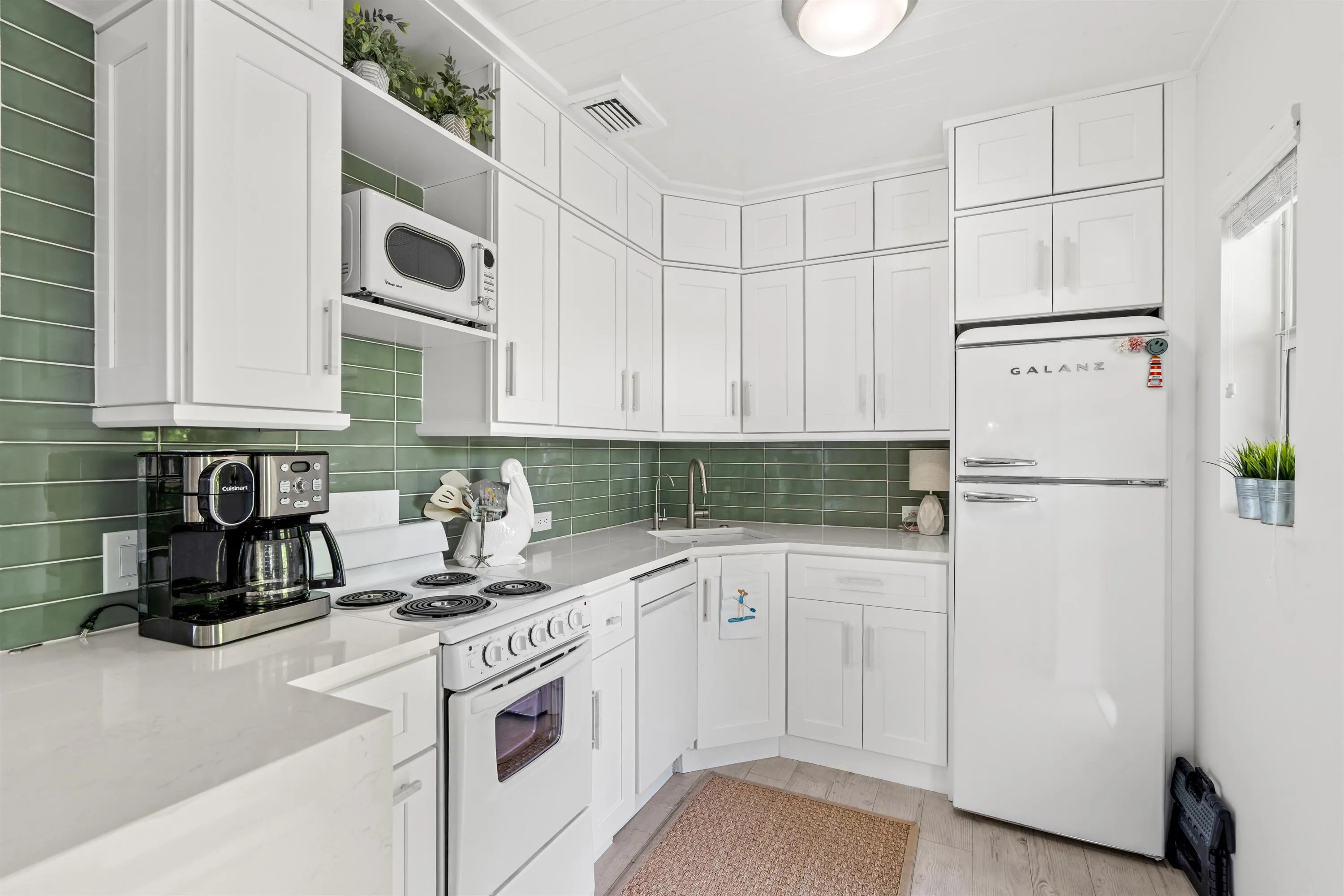 KITCHEN_LOOKING_IN_DT