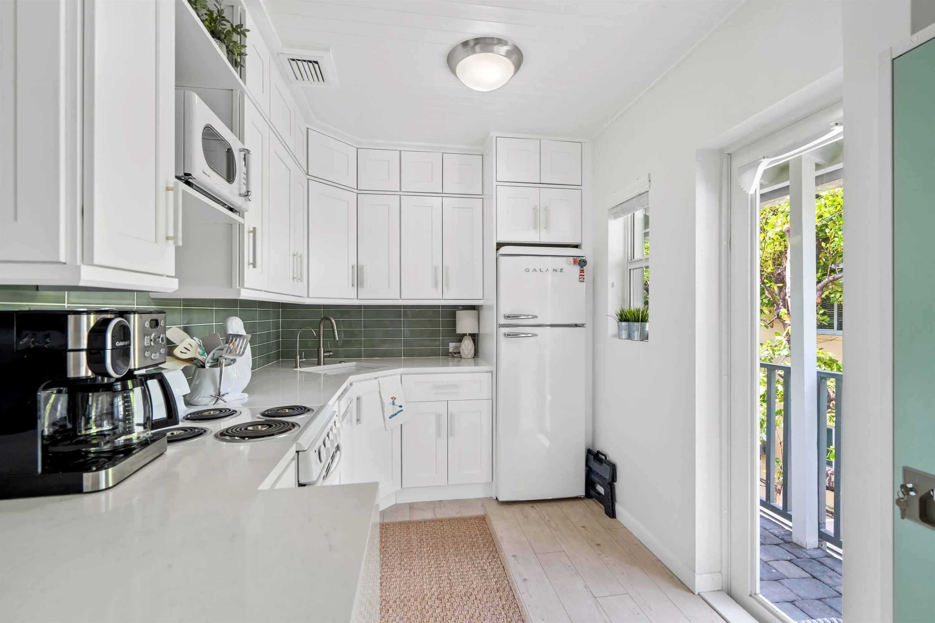 KITCHEN_LOOKING_OUT_DT