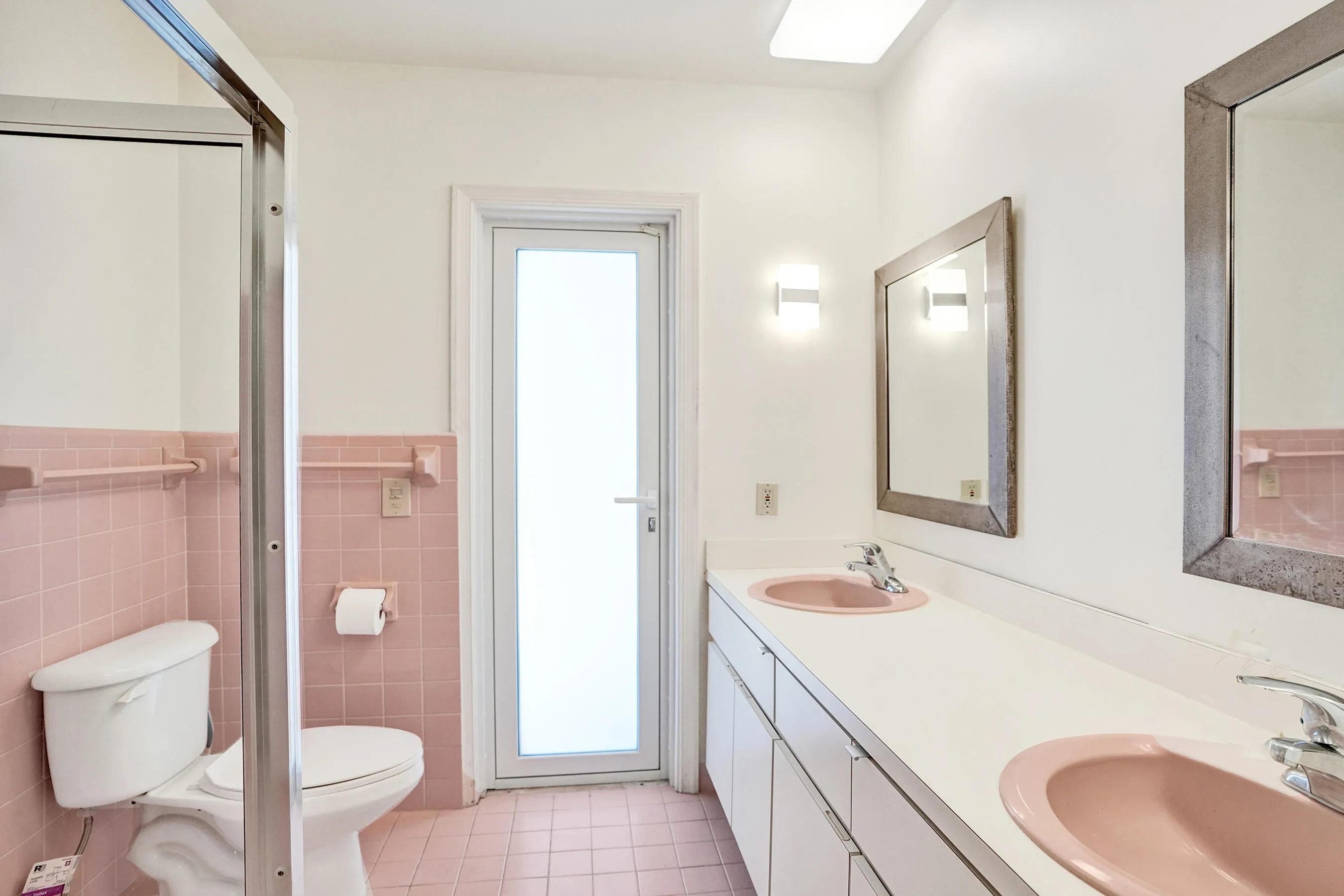 Hall bath (cabana) serves two bedrooms