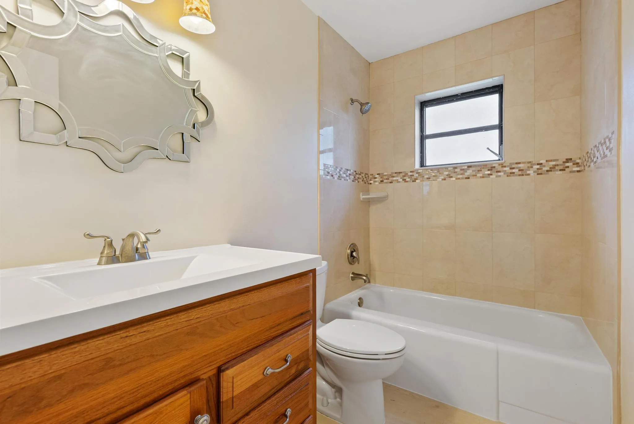 2nd Bathroom/Tub