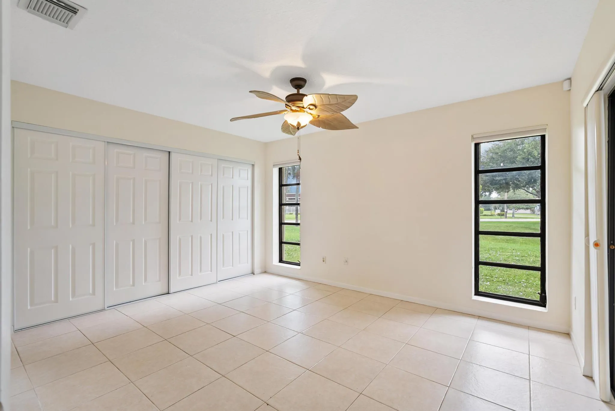 Primary/Ample Closets