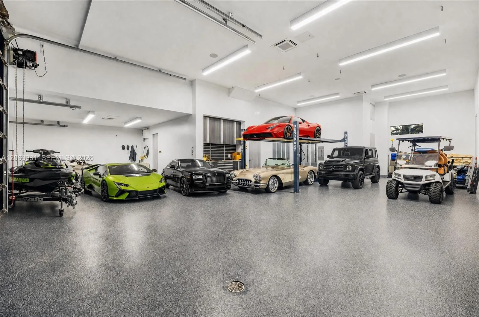 2,300+ SF garage showrooms.Fit up to 20 cars.