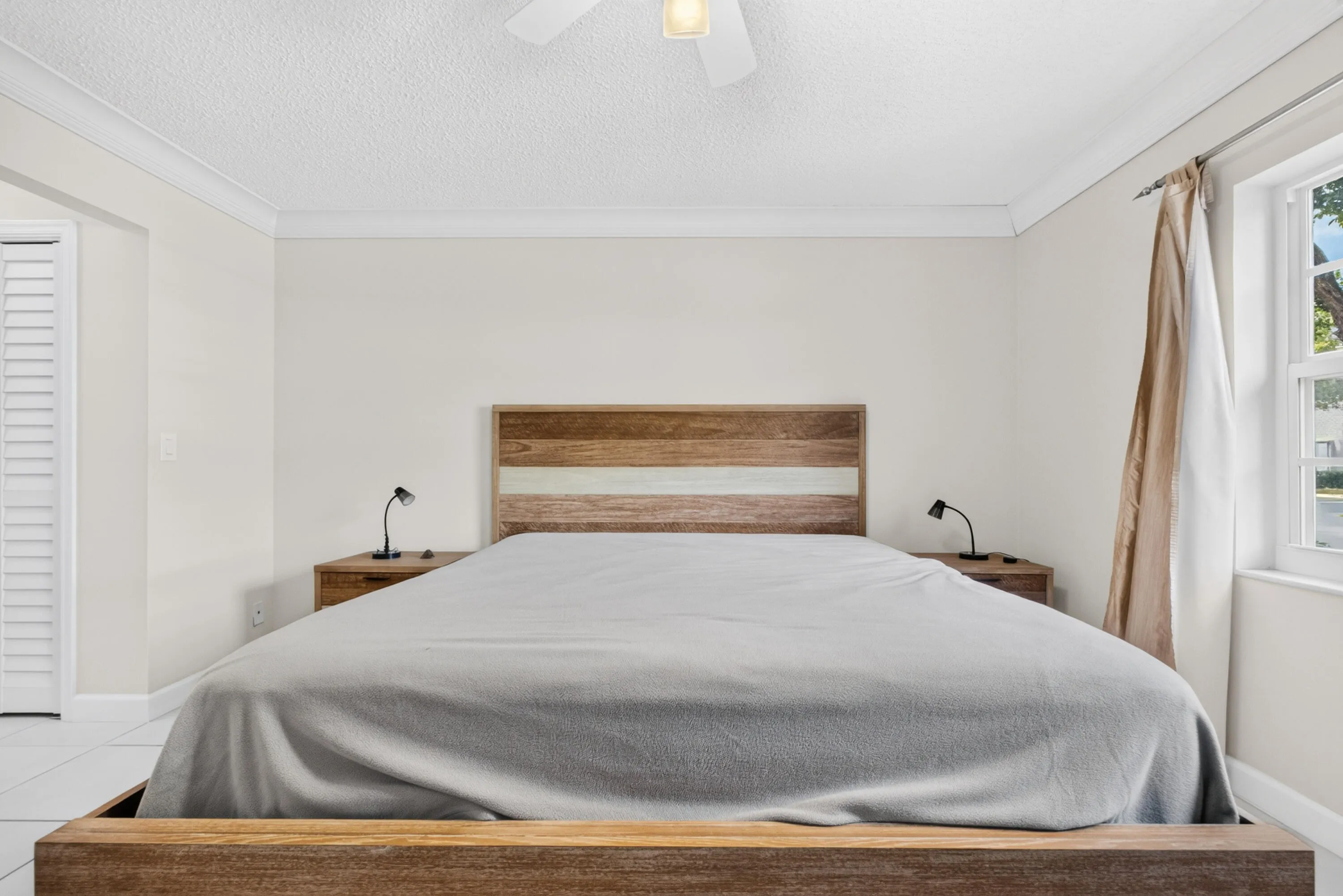 Recessed window, crown molding, ceiling fan, and louvered bi-fold door