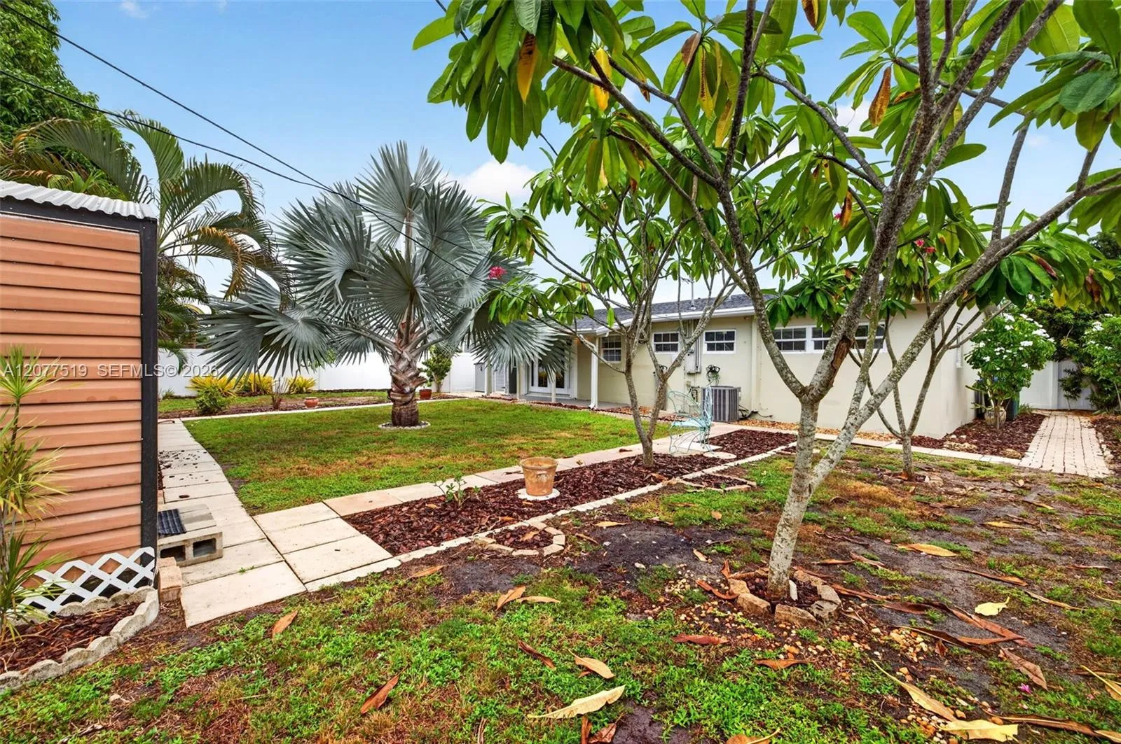 Expansive backyard with mature palms, covered patio space and room for a pool, RV or boat​​‌​​​​‌​​‌‌​‌‌​​​‌‌​‌​‌​‌​​​‌​​ trailer.