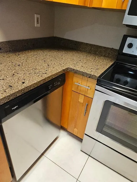 741 LYONS 203 KITCHEN 3