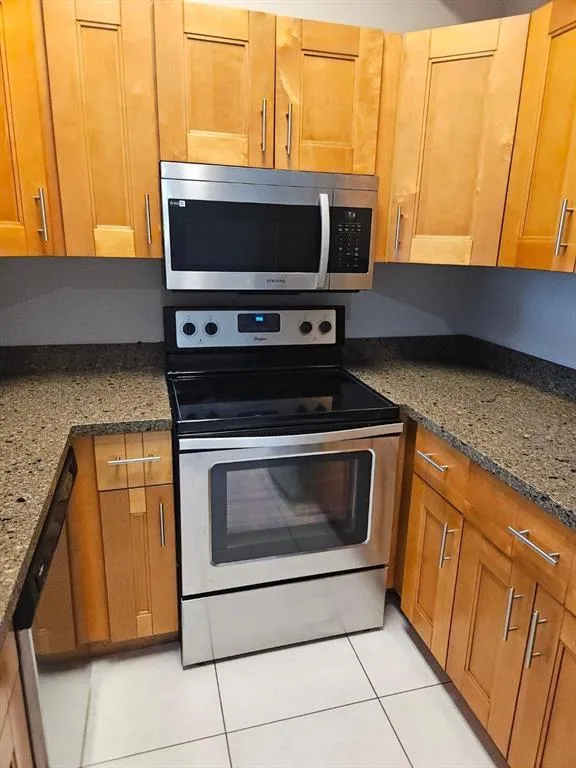 741 LYONS 203 KITCHEN 1
