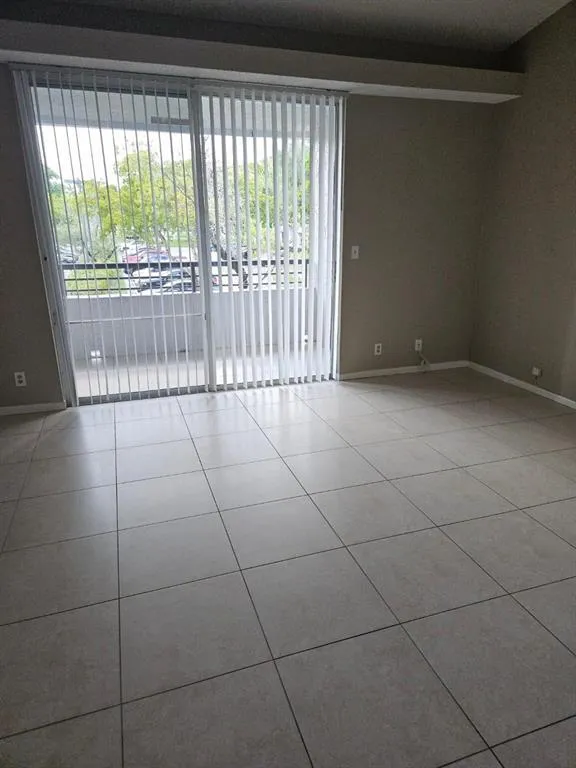 741 LYONS 203 LIVINGROOM
