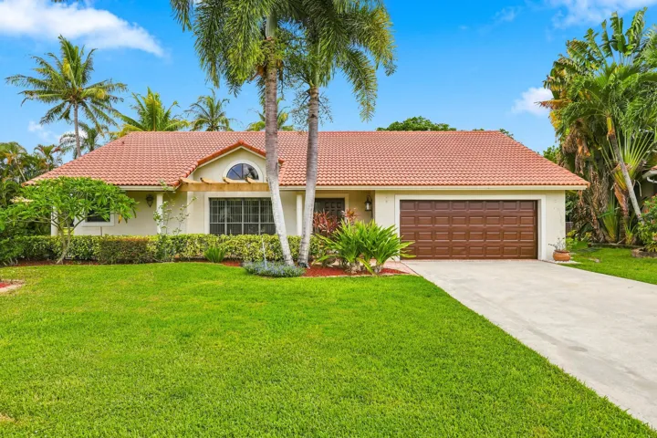 Freshly painted, new vinyl flooring. Pool with large screen enclosure. Great community ammenties, excellent schools. Close to shopping. Excellent location.