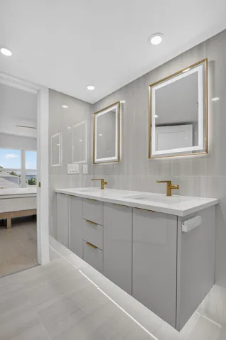Illuminated mirrors & dual sink vanity