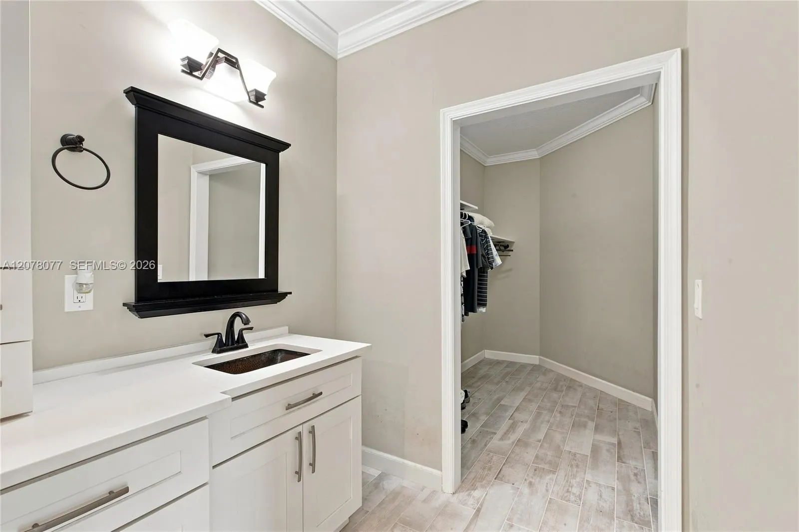 Bathroom - Walk-in Closet