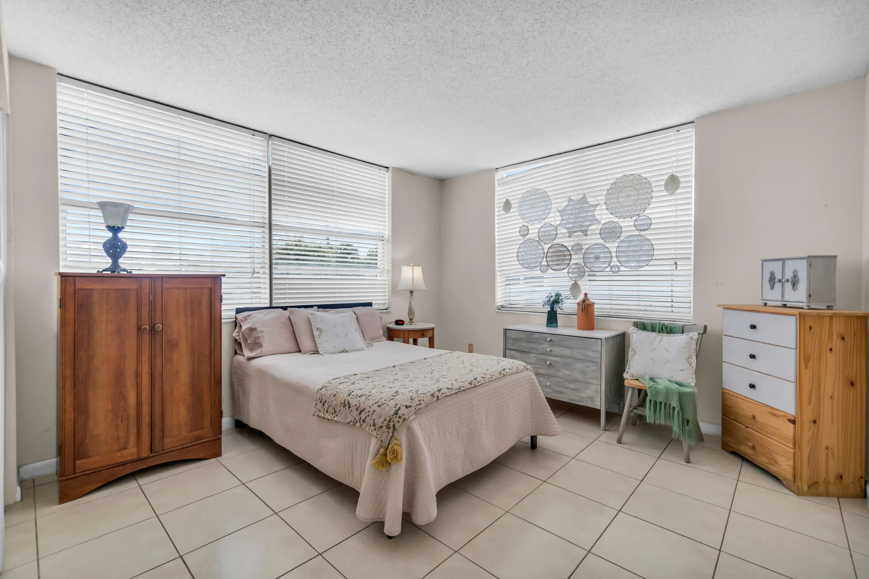 MAIN BEDROOM