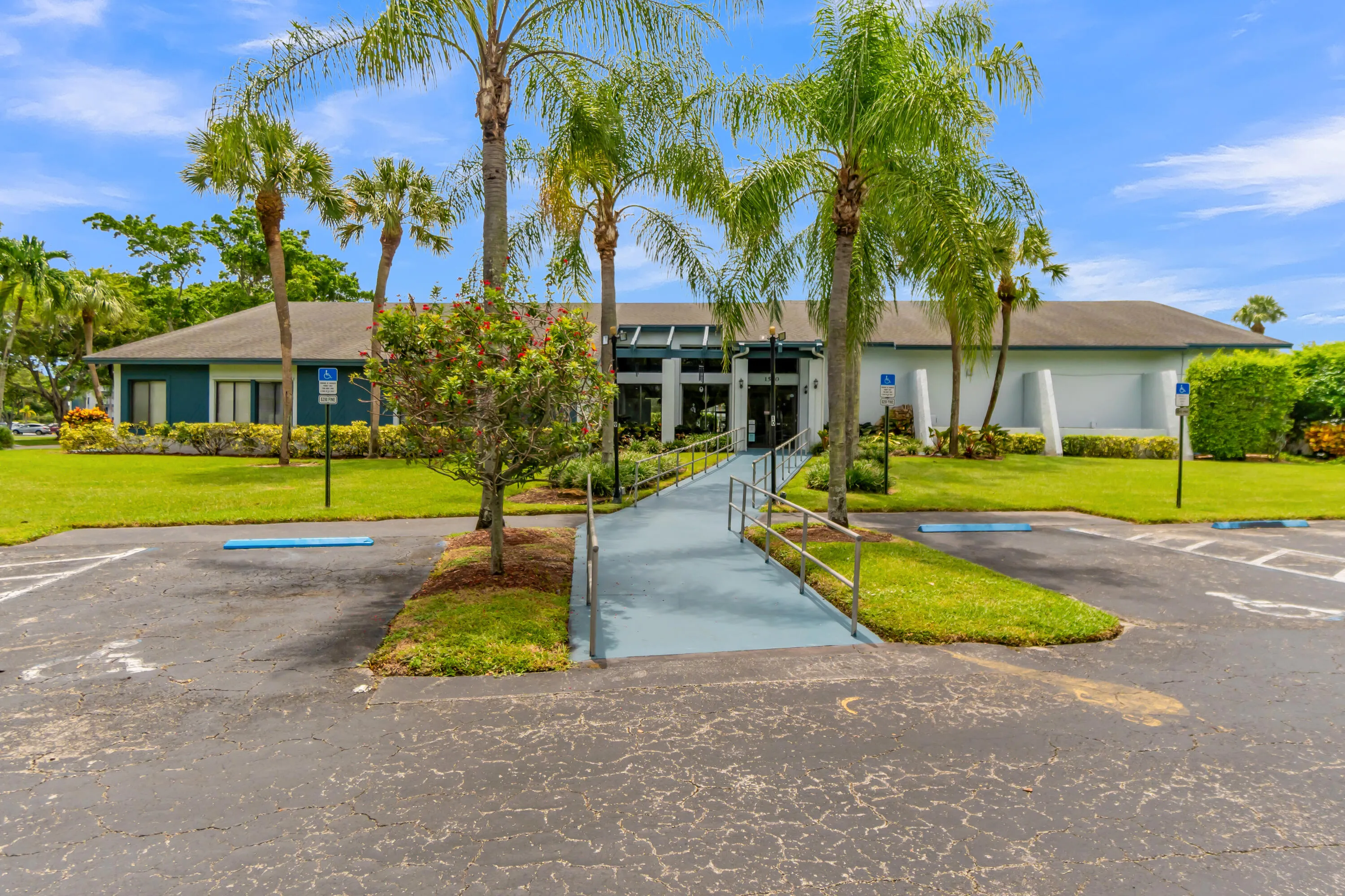CLUB HOUSE