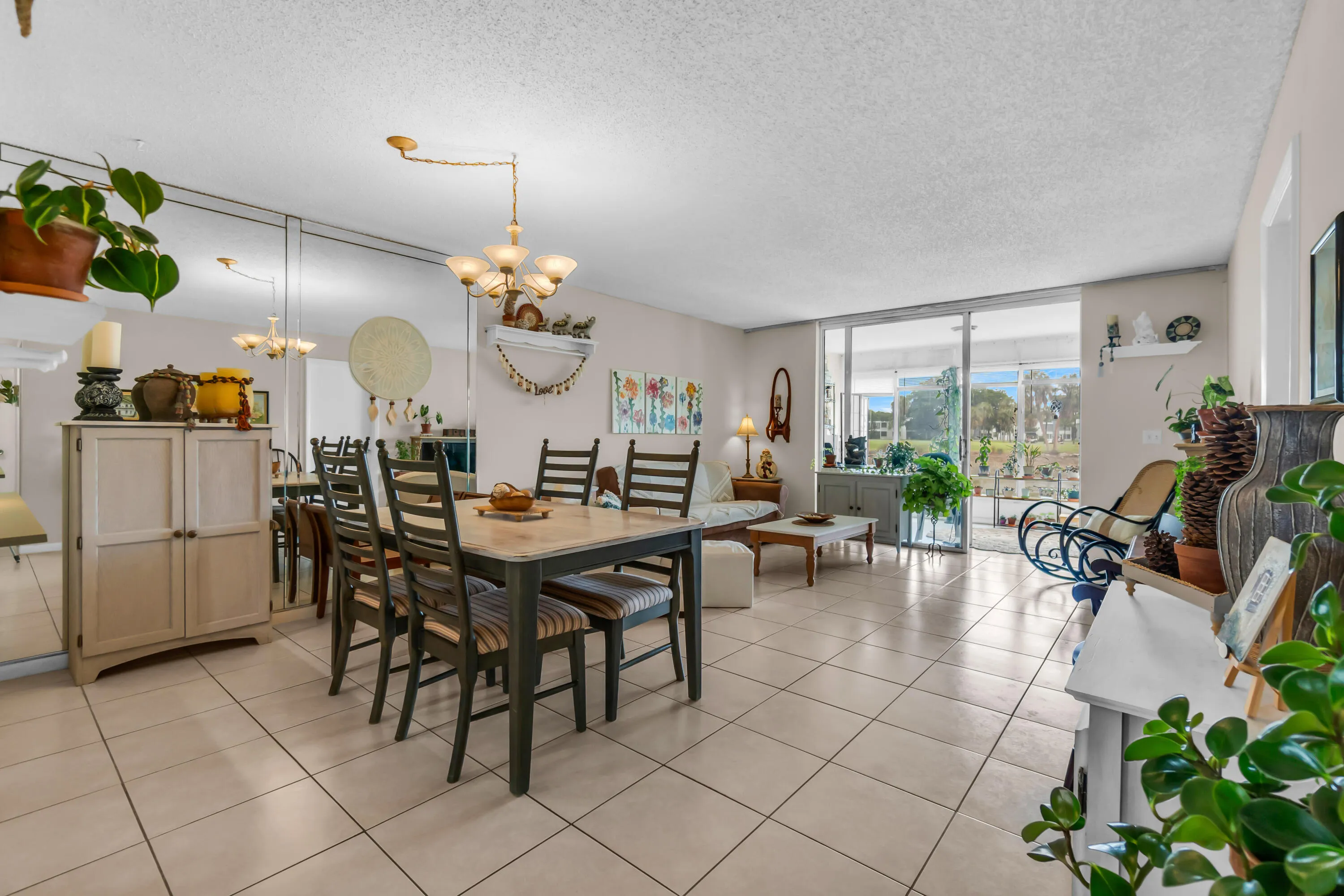 DINNING/LIVING AREA
