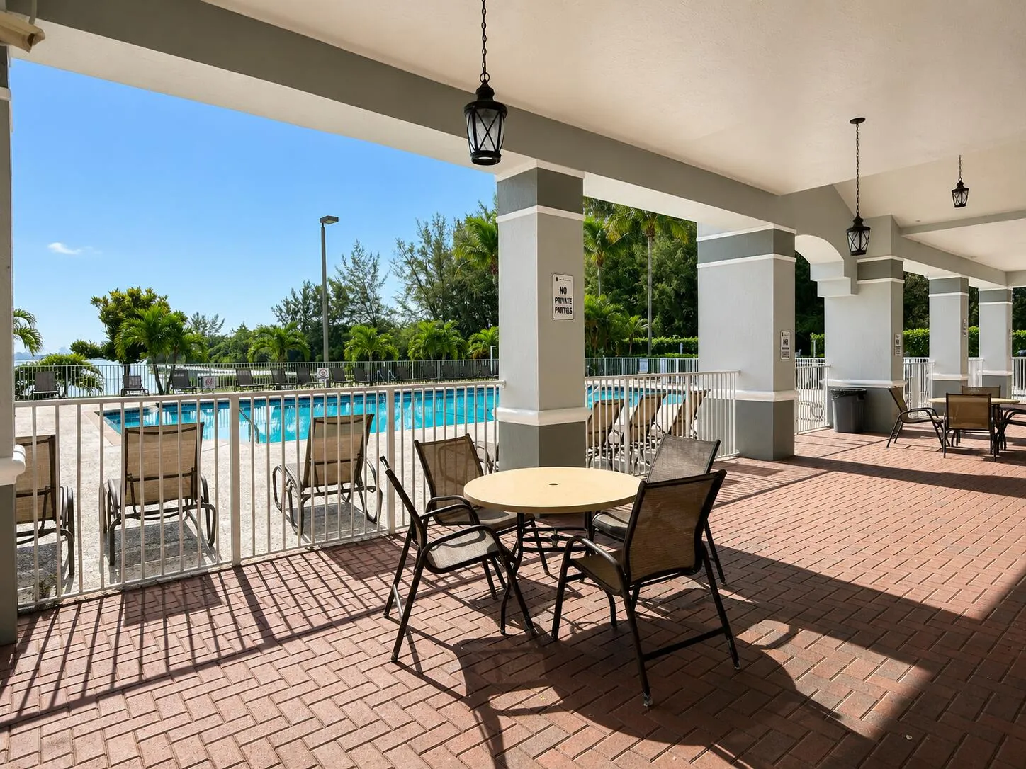 lsrge club house seating