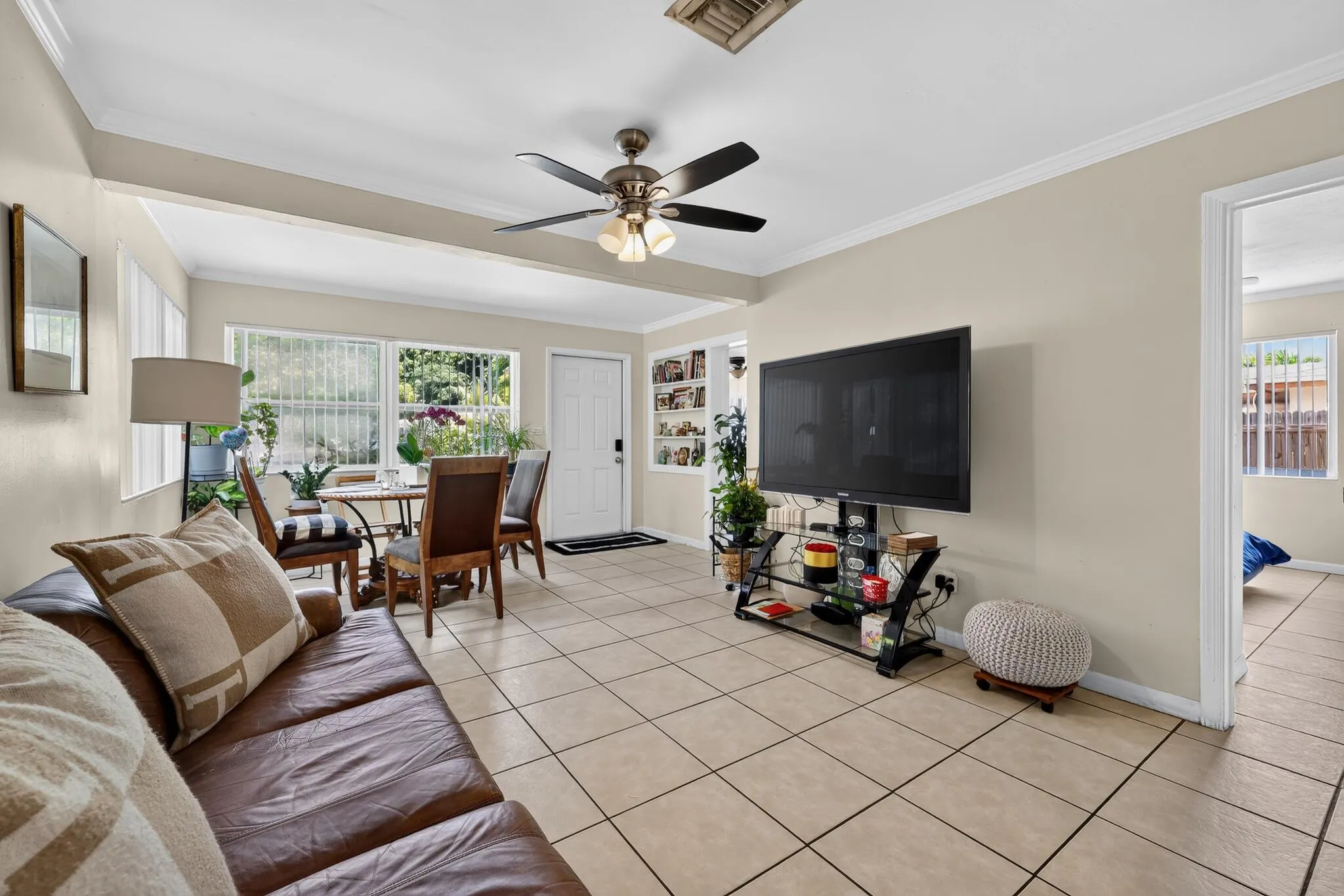 16_1213_14th_Ave_S-Living_room-0054