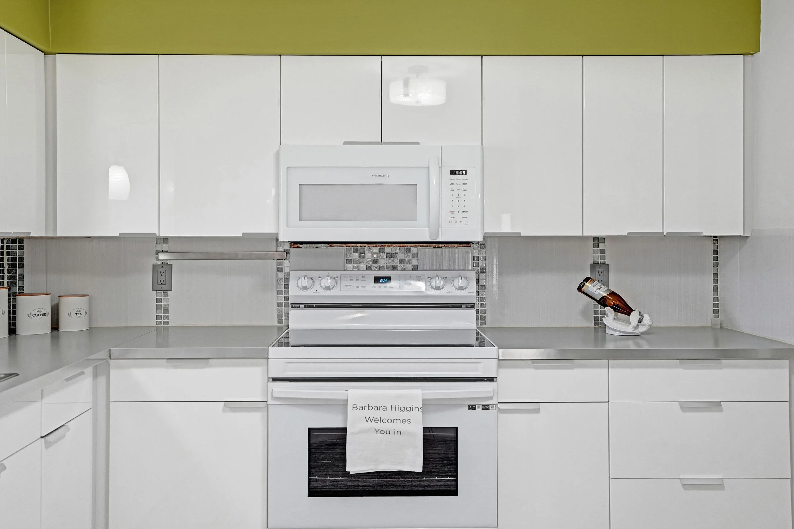 White cabinets, whit appliances, tile and glass tiel back splash!