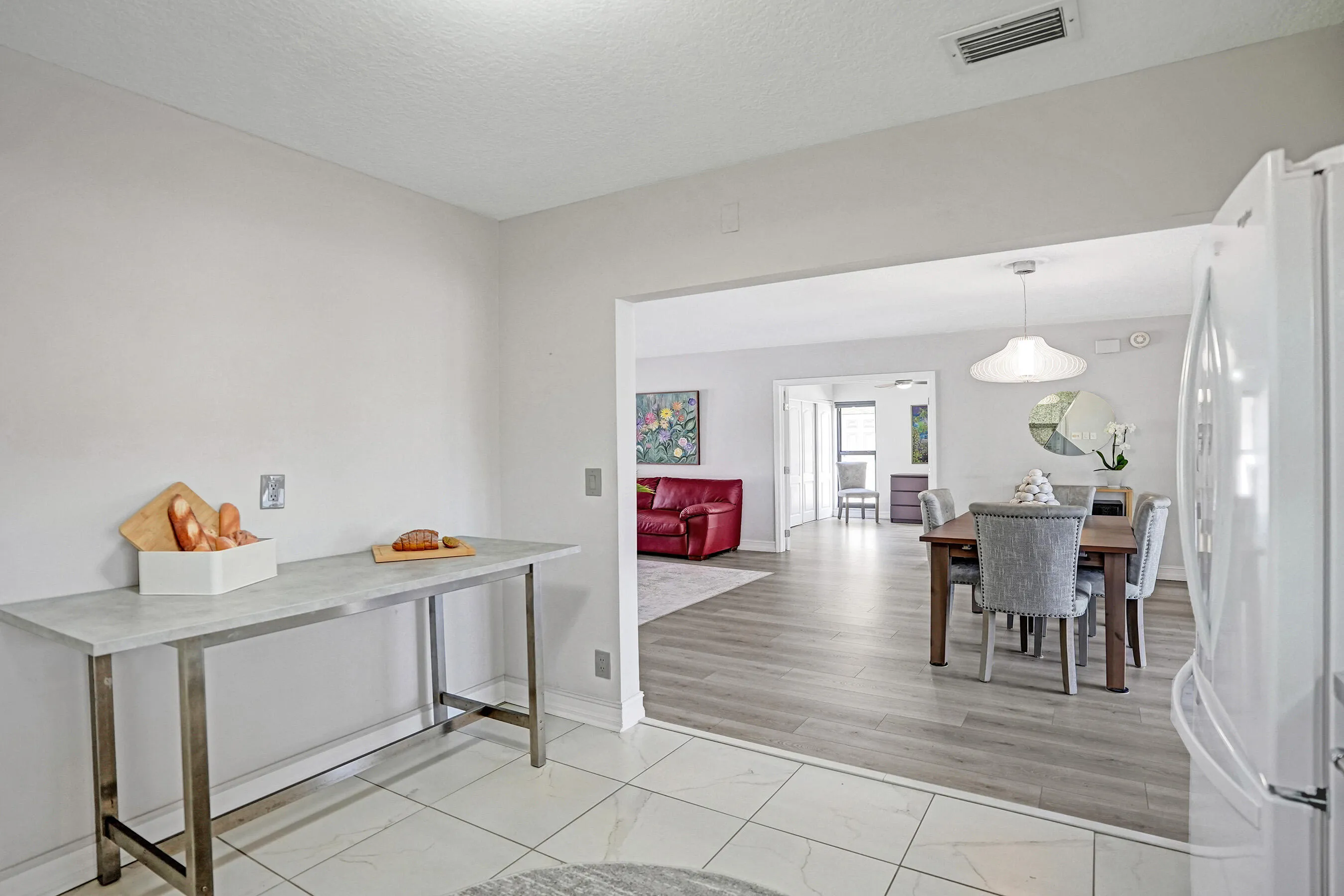Spacious kitchen that you can have a table in!
