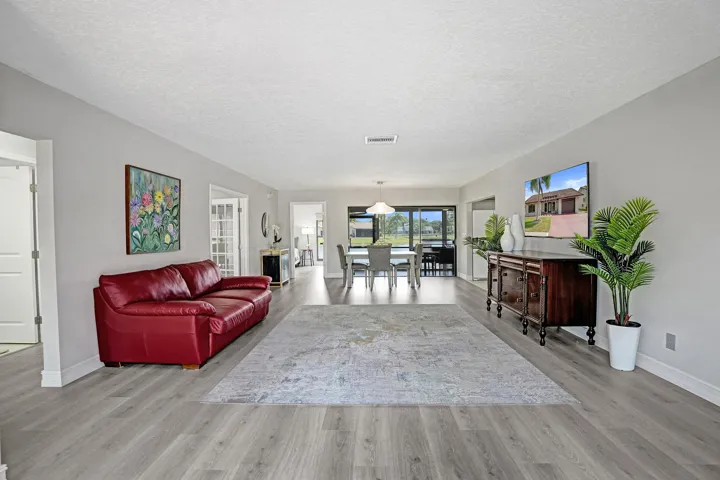 Formal living, dining and screened patio!
