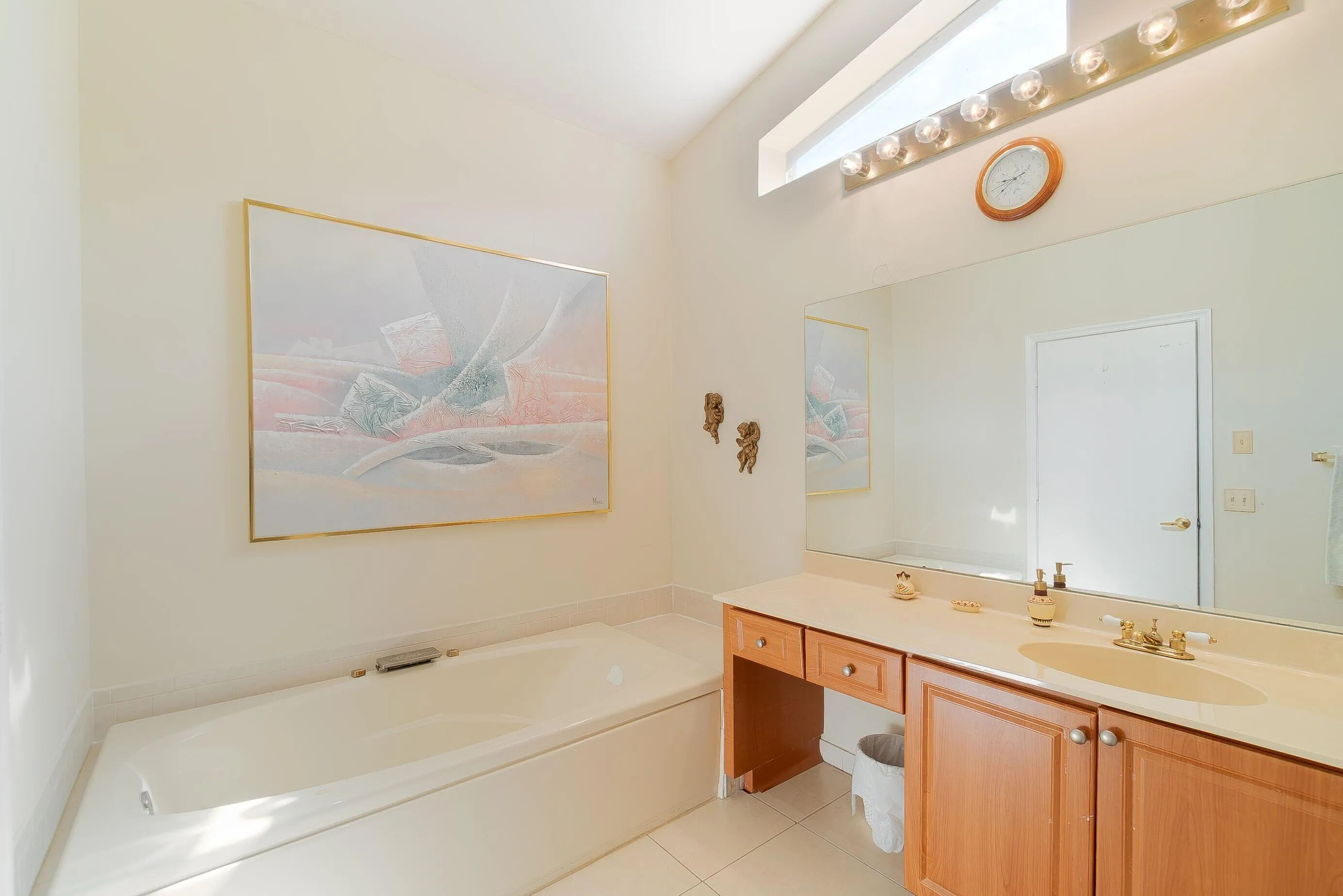 Main Bathroom with Jetted Roman Tub