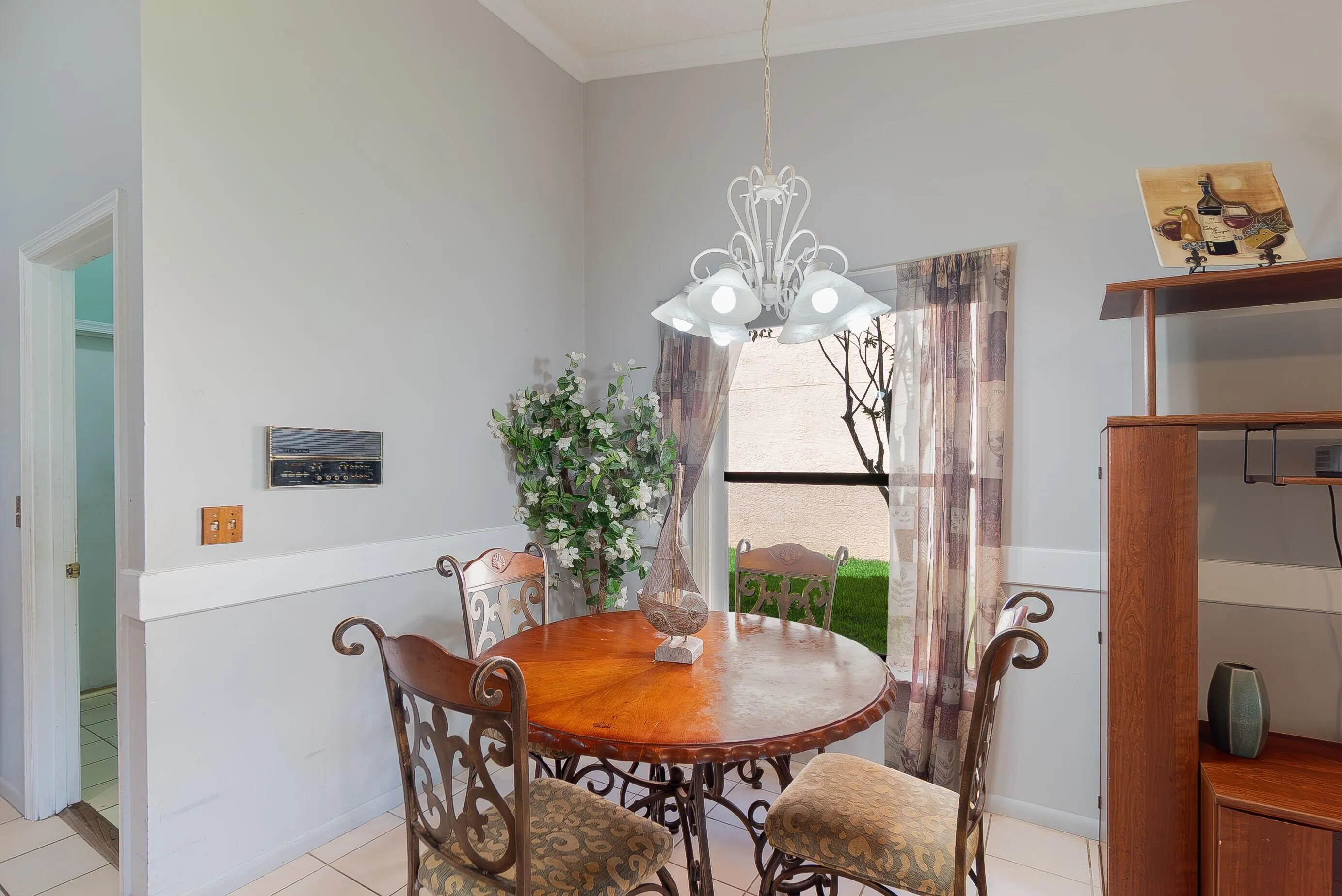 Eating area off kitchen