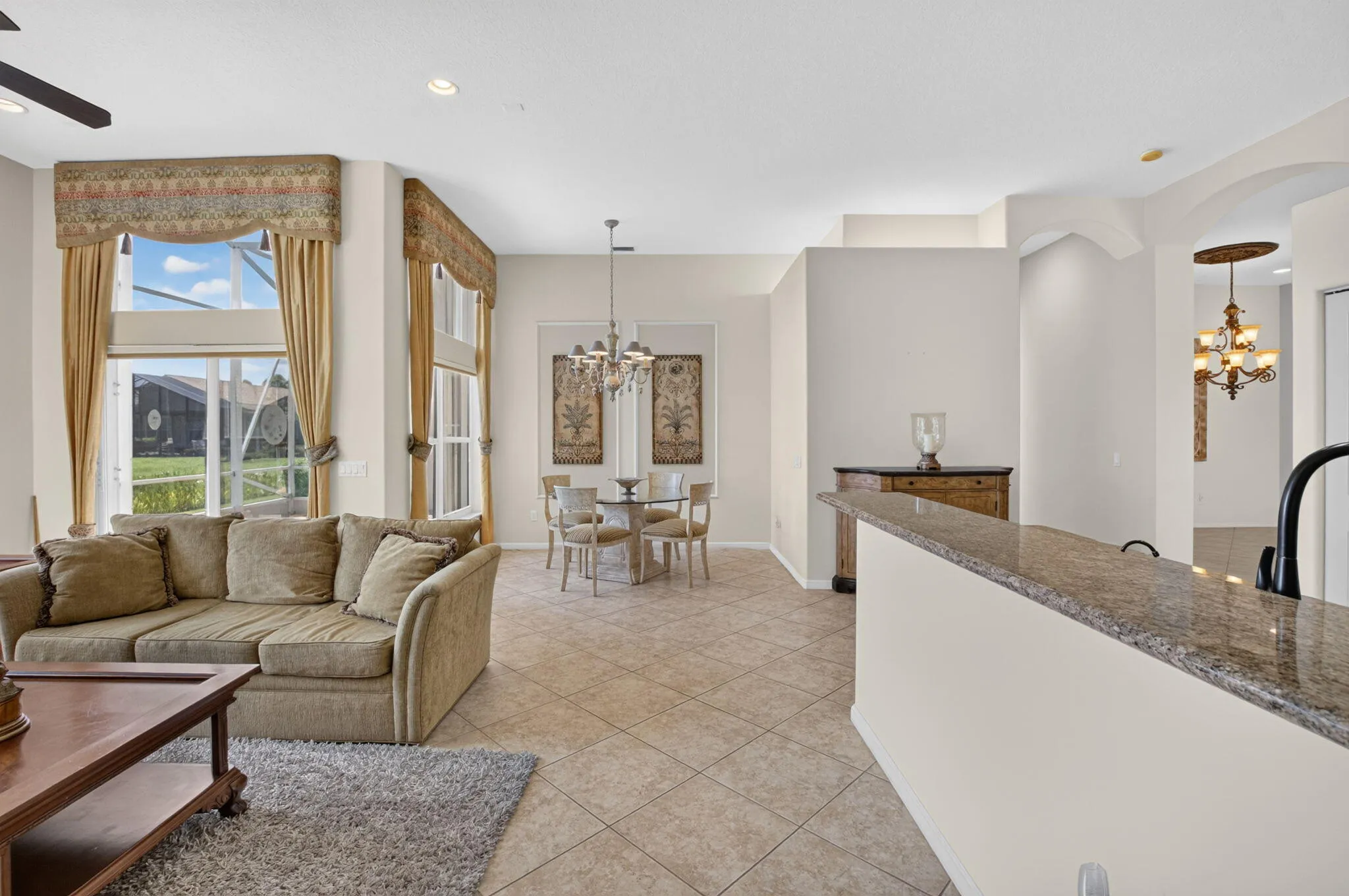 KITCHEN/FAMILY ROOM