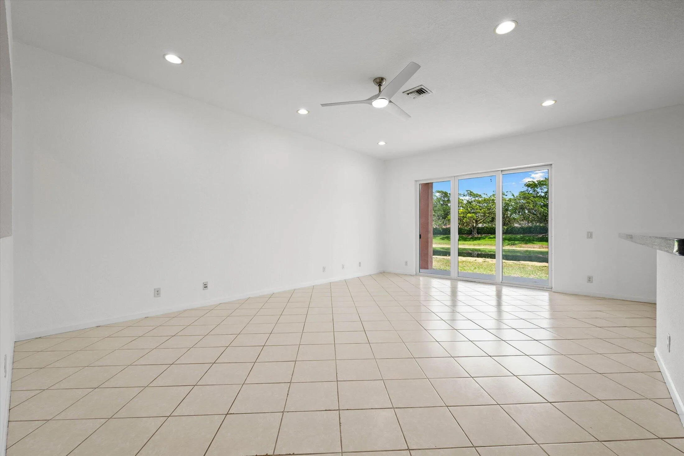 10-10-886 Sunflower Circle, Weston-34