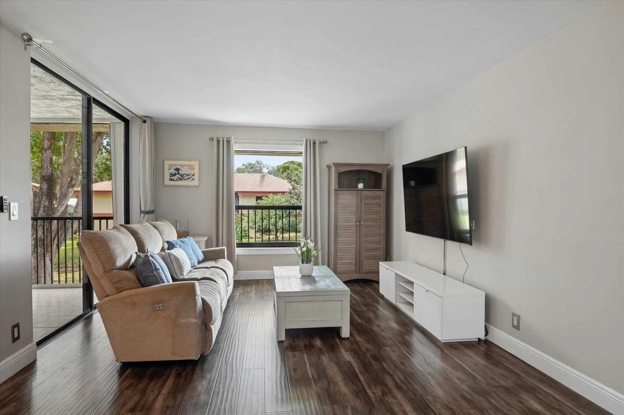 Living room with wood-look laminate flooring