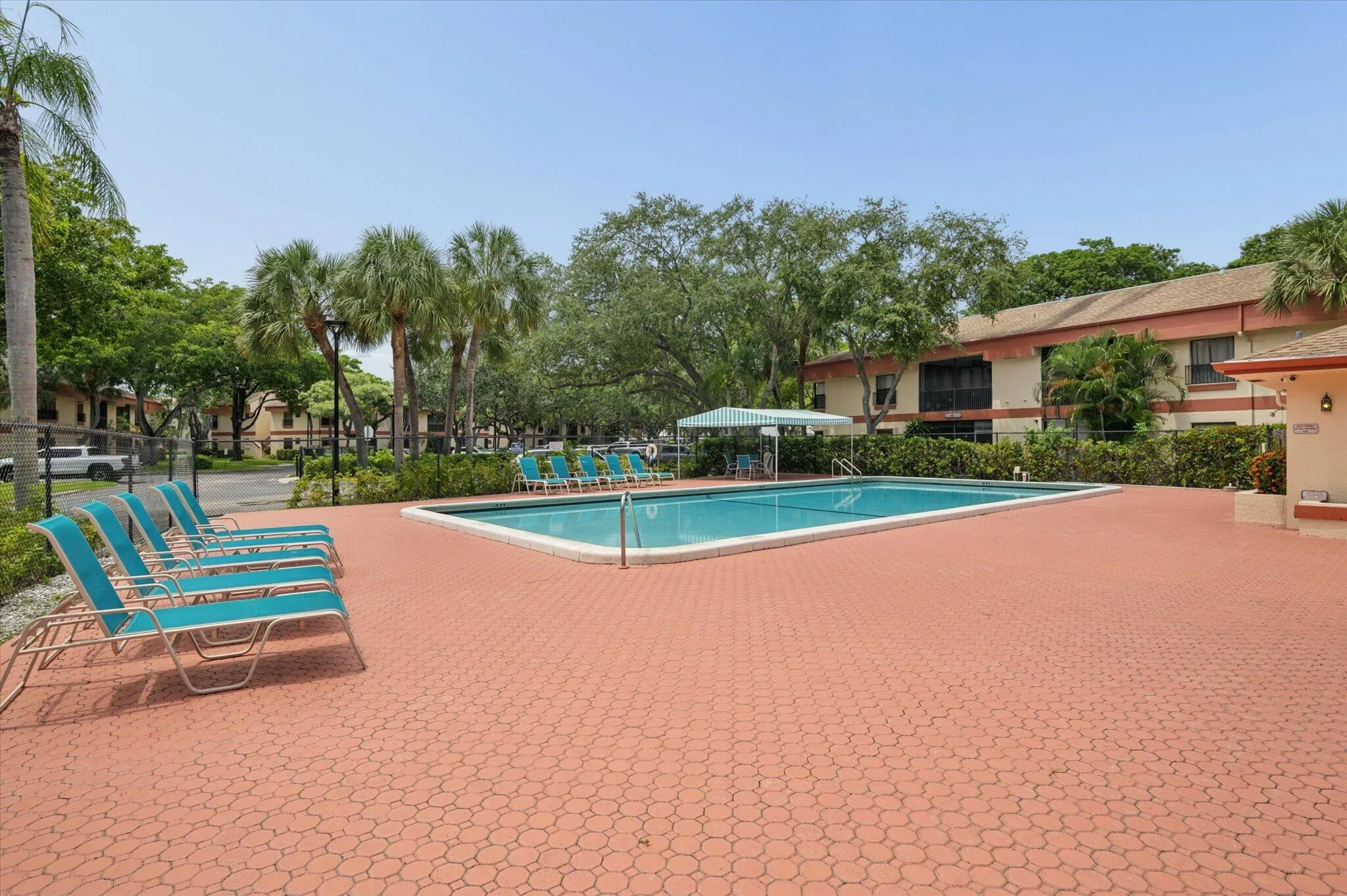 Karanda VII pool with large deck space and plenty of seating