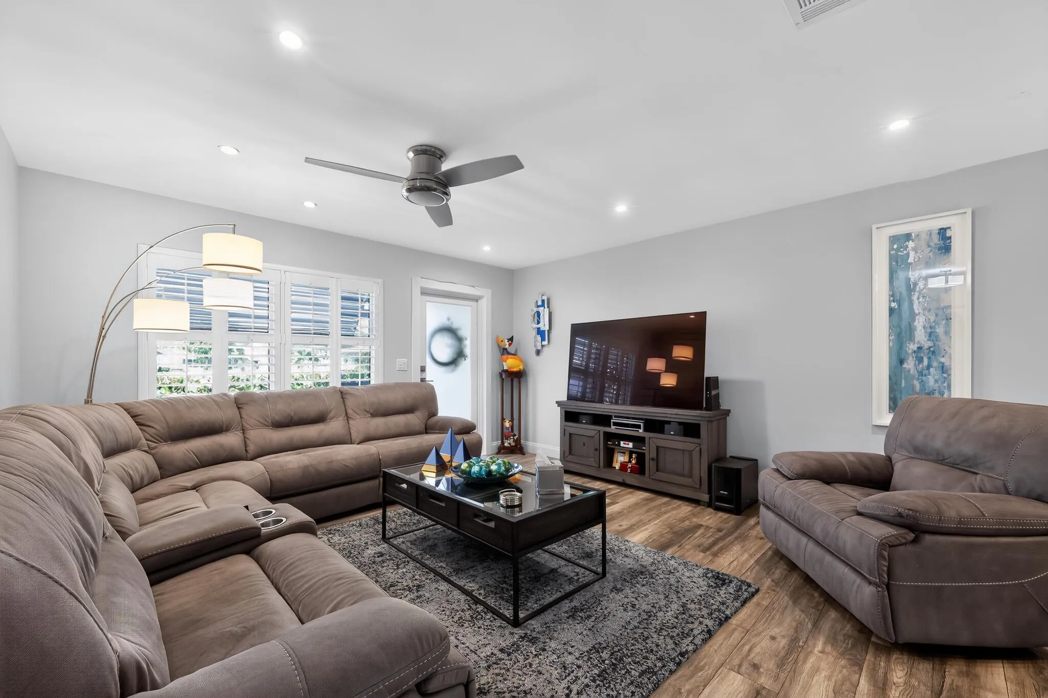 13_3550_Joseph_Dr-Living_room-0046