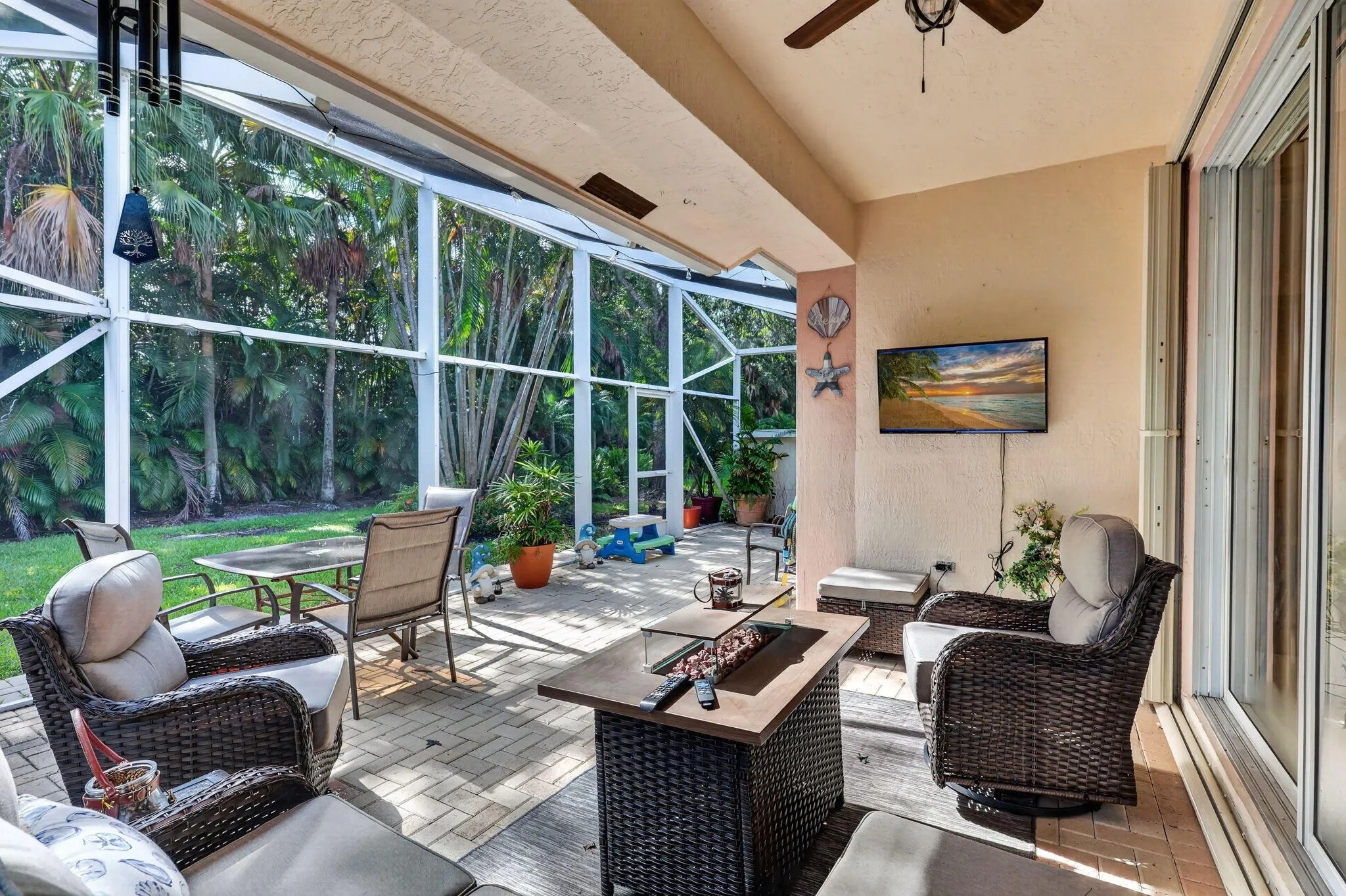 Screened patio featuring a ceiling fan, a smooth finished ceiling, and paver flooring